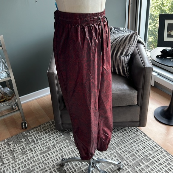 New Women's Nike Python Print Jogger Pants Size XL - Picture 3 of 6